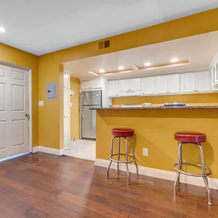 Condo Near Lax & Sofi